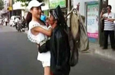 Chuyện tiểu thư nhà giàu yêu say đắm chàng vô gia cư gây sốt mạng - 7 Theo