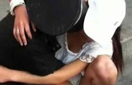 Chuyện tiểu thư nhà giàu yêu say đắm chàng vô gia cư gây sốt mạng - 2 Cặp đôi không ngại trao nhau nụ hôn ngọt ngào ngay giữa chốn công cộng.