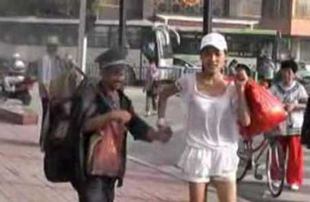Chuyện tiểu thư nhà giàu yêu say đắm chàng vô gia cư gây sốt mạng - 3 Theo