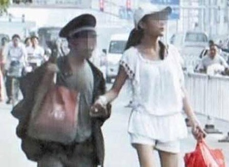 Chuyện tiểu thư nhà giàu yêu say đắm chàng vô gia cư gây sốt mạng - 1 Tiểu thư nhà giàu trẻ trung, xinh đẹp tay nắm tay sánh bước cùng anh chàng vô gia cư.