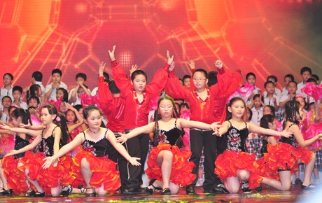 Sôi động vũ khúc chào Xuân của cả ngàn “thiên thần nhí” - 10 ...nhưng không kém phần chuyên nghiệp
