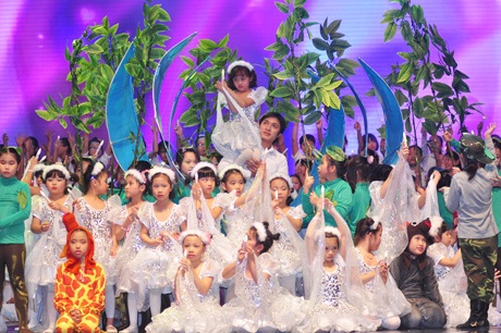 Sôi động vũ khúc chào Xuân của cả ngàn “thiên thần nhí” - 4 Từ các em nhỏ mới vào trường