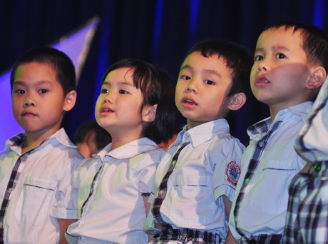 Sôi động vũ khúc chào Xuân của cả ngàn “thiên thần nhí” - 5 Từ các em nhỏ mới vào trường