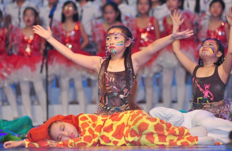 Sôi động vũ khúc chào Xuân của cả ngàn “thiên thần nhí” - 3 Từ các em nhỏ mới vào trường