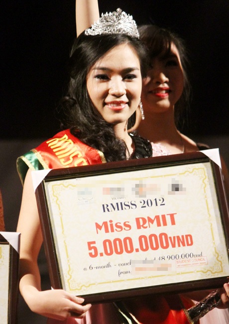Hoa khôi RMIT: "Sẽ hy sinh bản thân khi đất nước cần" - 1 Nguyễn Mai Ly một lần nữa rơi nước mắt khi được trao vương miện Hoa khôi RMIT 2012