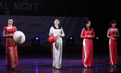 Hoa khôi RMIT: "Sẽ hy sinh bản thân khi đất nước cần" - 9 Thướt tha trong tà áo dài dân tộc