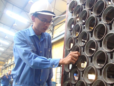 “Kỹ sư vũ khí 8X số một” Đỗ Văn Hùng - 1 Kỹ sư Đỗ Văn Hùng kiểm tra lại một giá đỡ dự trữ pháo đã hoàn thành.