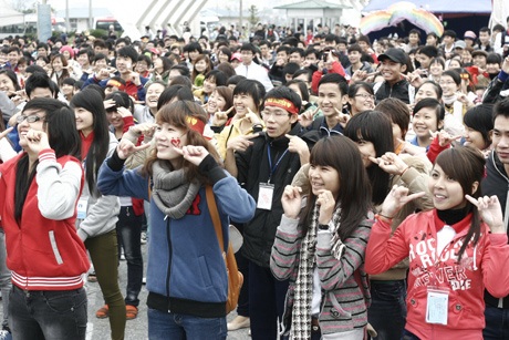 Hà Nội: 3.000 bạn trẻ nhảy flashmob "5 điều Bác Hồ dạy" - 7 3.000 người cùng nhảy flashmob cổ động cho phong trào hiến máu