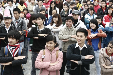 Hà Nội: 3.000 bạn trẻ nhảy flashmob "5 điều Bác Hồ dạy" - 6 Bạn trẻ háo hức thử nghiệm các động tác flashmob