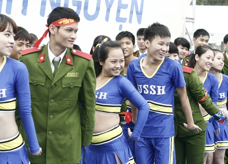 Hà Nội: 3.000 bạn trẻ nhảy flashmob "5 điều Bác Hồ dạy" - 5 Các hoạt náo viên và sinh viên chuyên ngành cảnh sát, an ninh khởi động cho màn nhảy flashmob