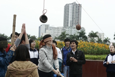 Hà Nội: 3.000 bạn trẻ nhảy flashmob "5 điều Bác Hồ dạy" - 4 Trò chơi bịt mắt đập niêu