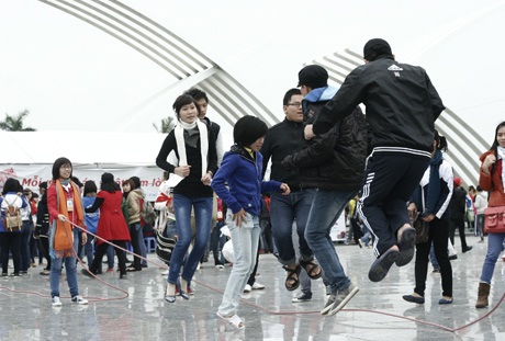 Hà Nội: 3.000 bạn trẻ nhảy flashmob "5 điều Bác Hồ dạy" - 3 Khu trò chơi, các bạn trẻ hào hứng tham gia nhảy dây