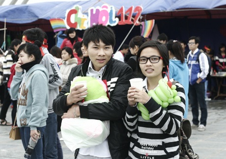 Hà Nội: 3.000 bạn trẻ nhảy flashmob "5 điều Bác Hồ dạy" - 2 Trời rét, hai bạn trẻ vừa hiến máu co ro với ly trà pha đường