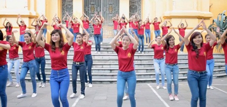 Clip: Hà Nội đẹp "lung linh" trong câu chuyện tình sinh viên - 2 khi được những cô gái xinh đẹp tận tình đưa đến những địa danh nổi tiếng ở HN