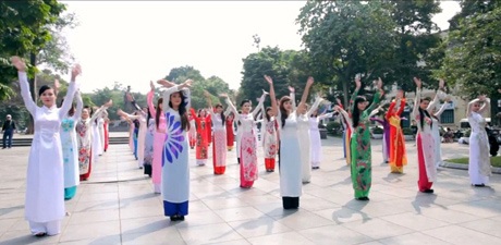 Clip: Hà Nội đẹp "lung linh" trong câu chuyện tình sinh viên - 3 ...bằng vũ điệu flashmob đầy sôi động.