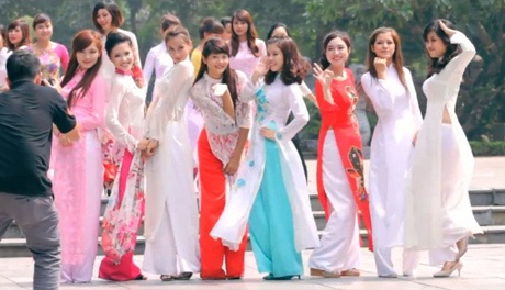 Clip: Hà Nội đẹp "lung linh" trong câu chuyện tình sinh viên - 4 ...và cả nét đáng yêu của tà áo trắng tinh khôi.