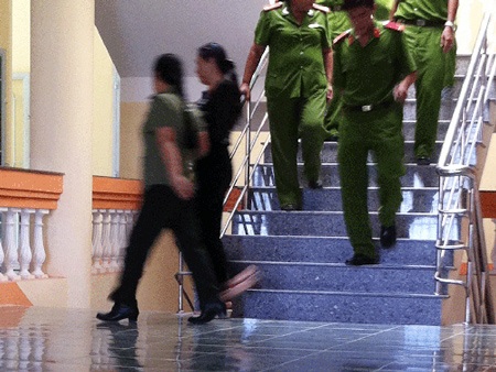 Bà Liễu: Tôi thấy nhục nhã quá! - 1 Bà Trần Thúy Liễu (thứ hai từ trái sang) được đưa đến tòa hòa giải.