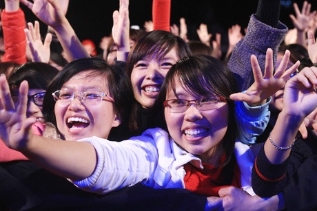 Noo Phước Thịnh đột kích, “đốt cháy” ĐH Hà Nội - 7 Các bạn sinh viên ĐH Hà Nội vỡ oà trước niềm vui được nghe thần tượng hát
