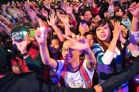 Noo Phước Thịnh đột kích, “đốt cháy” ĐH Hà Nội - 6 Các bạn sinh viên ĐH Hà Nội vỡ oà trước niềm vui được nghe thần tượng hát