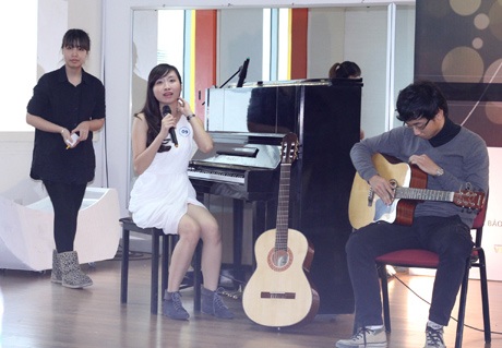 Top 14 Hoa khôi RMIT nghẹn ngào vì bị chê "dở" - 10 Thí sinh đa tài Trần Hương Giang thể hiện khả năng hát, đàn piano và ghi-ta