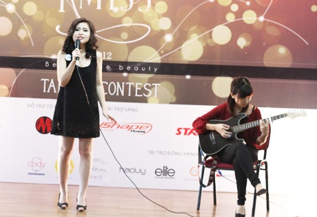 Top 14 Hoa khôi RMIT nghẹn ngào vì bị chê "dở" - 6 Lê Ánh Chi hát ca khúc tiếng Anh When you say nothing at all