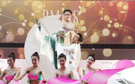 Top 14 Hoa khôi RMIT nghẹn ngào vì bị chê "dở" - 5 Đây là tiết mục đầu tư công phu nhất với hoạt cảnh và các diễn viên múa phụ hoạ