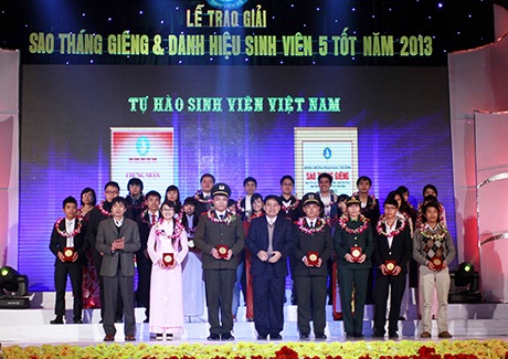 Tuyên dương “Sinh viên 5 tốt”, trao học bổng tới nhiều HS, SV khó khăn - 6 Vinh danh 100 Sao tháng Giêng và 140 SV 5 tốt toàn quốc 2013
