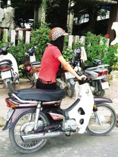 Nữ sinh “hóa thân, lột xác” nơi sàn nhảy - 1 Ban ngày, Giang vẫn là cô sinh viên trong bộ đồ giản dị như bao cô gái khác.