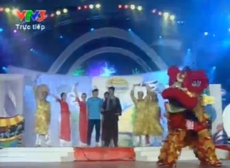 Vô địch SV 2012, ĐH Yersin Đà Lạt "ẵm trọn" 100 triệu đồng - 5 Tiết mục rộn rã của đội ĐH Kinh tế TP.HCM (ảnh chụp từ clip chương trình)