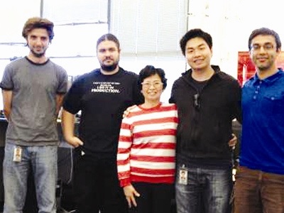 Nguyễn Thành Nhân (thứ hai, phải sang) cùng mẹ và các cộng sự ở Google. Ảnh: Nhân vật cung cấp.