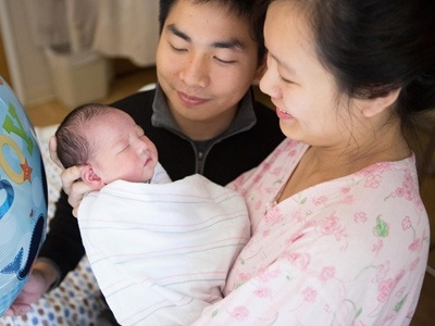 Nguyễn Thành Nhân cùng vợ và con trai bên Mỹ. Ảnh: Nhân vật cung cấp.