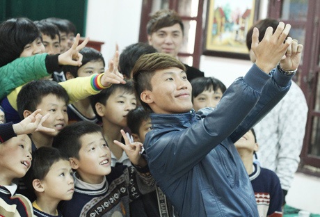 Hoàng Hải, Mr.T, YanBi dạy trẻ nhảy "Gangnam style" - 10 Mr.T tranh thủ chụp ảnh với các bé để đăng lên trang cá nhân