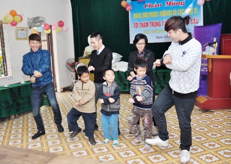 Hoàng Hải, Mr.T, YanBi dạy trẻ nhảy "Gangnam style" - 3 Yanbi và các nghệ sĩ dạy trẻ nhảy Gangnam style