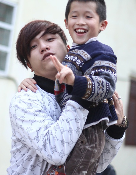 Hoàng Hải, Mr.T, YanBi dạy trẻ nhảy "Gangnam style" - 7 Yanbi nhấc bổng người chiến thắng trong cuộc thi nhảy