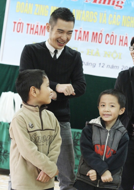 Hoàng Hải, Mr.T, YanBi dạy trẻ nhảy "Gangnam style" - 5 Hoàng Hải là người tạo không khí vui vẻ, gần gũi cho tất cả các tiết mục