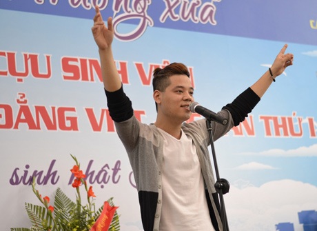 Trở lại trường xưa, Dương Trần Nghĩa “The Voice” hát tri ân thầy cô - 4 Chụp ảnh lưu niệm trong chương trình