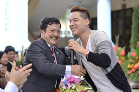 Trở lại trường xưa, Dương Trần Nghĩa “The Voice” hát tri ân thầy cô - 1 Trở lại trường xưa, Dương Trần Nghĩa “The Voice” hát tri ân thầy cô