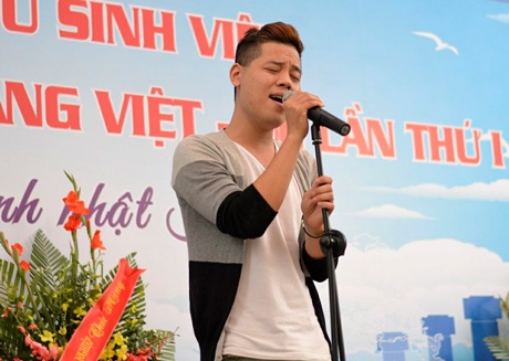Trở lại trường xưa, Dương Trần Nghĩa “The Voice” hát tri ân thầy cô - 2 Dương Trần Nghĩa say sưa với Angel