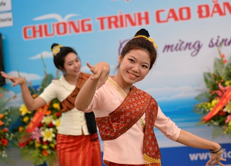 Trở lại trường xưa, Dương Trần Nghĩa “The Voice” hát tri ân thầy cô - 6 Ngoài ra Trở về trường xưa còn có sự tham gia biểu diễn của các bạn SV Lào