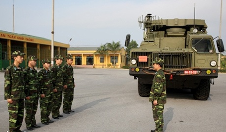 Ảnh “độc” S-300 Việt Nam trực chiến canh trời - 1 Kíp xe ra-đa sẵn sàng làm nhiệm vụ.