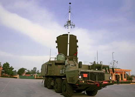 Ảnh “độc” S-300 Việt Nam trực chiến canh trời - 2 Đài ra-đa chiếu xạ và điều khiển ở trạng thái chiến đấu.