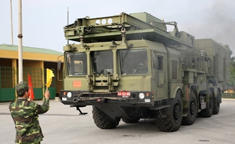 Ảnh “độc” S-300 Việt Nam trực chiến canh trời - 3 Đài ra-đa chiếu xạ và điều khiển ở trạng thái chiến đấu.
