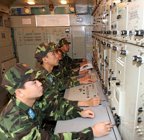 Ảnh “độc” S-300 Việt Nam trực chiến canh trời - 5 Sĩ quan của đoàn được đào tạo cơ bản và thành thạo kỹ năng vận hành tên lửa.