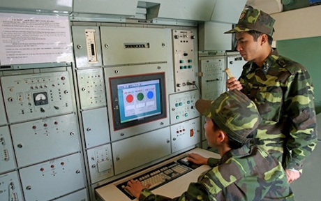 Ảnh “độc” S-300 Việt Nam trực chiến canh trời - 6 Kíp chiến đấu của phân đội ra-đa trong tư thế sẵn sàng chiến đấu.