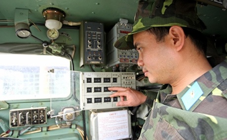 Ảnh “độc” S-300 Việt Nam trực chiến canh trời - 7 Lái xe kiêm luôn trắc thủ bệ phóng làm công tác chuẩn bị chiến đấu.