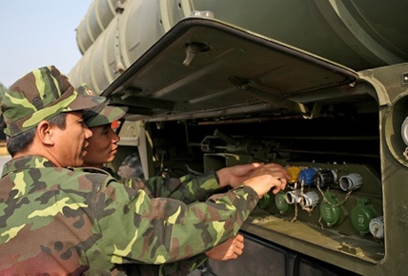 Ảnh “độc” S-300 Việt Nam trực chiến canh trời - 9 Trắc thủ nhanh chóng triển khai cọc đất bệ phóng.