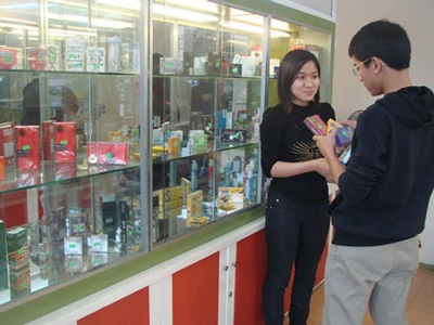 Chuyện khó nói của thiếu nữ bán bao cao su - 2 Nhân viên shop “Người lớn” đang tư vấn sản phẩm cho khách hàng.