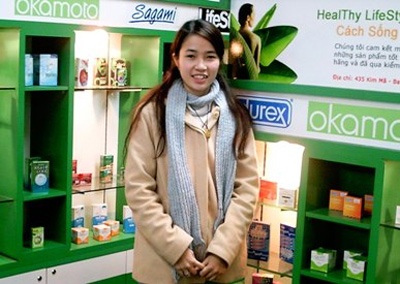 Chuyện khó nói của thiếu nữ bán bao cao su - 1 Cô chủ Thu Hà tại shop chuyên bán đồ tế nhị.