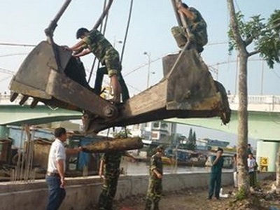 Cơ quan chức năng tỉnh Bạc Liêu xử lý quả bom nặng trên 113kg. (Nguồn: Nhandan.com.vn)