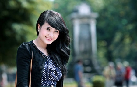 Hành trình “vịt hóa thiên nga” của em gái Công Vinh - 11 Và một Khánh Chi xinh đẹp và quyến rũ ở thời điểm hiện tại.
